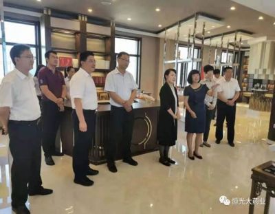 自治區(qū)黨委常委、統(tǒng)戰(zhàn)部部長(zhǎng)王莉霞到恒光大藥業(yè)調(diào)研